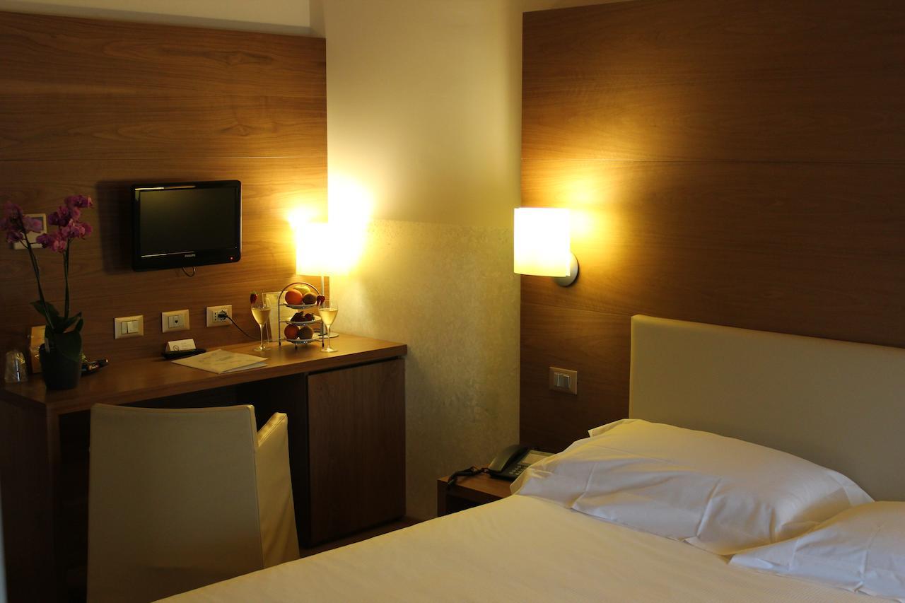 Hotel Opera Dossobuono Habitación foto